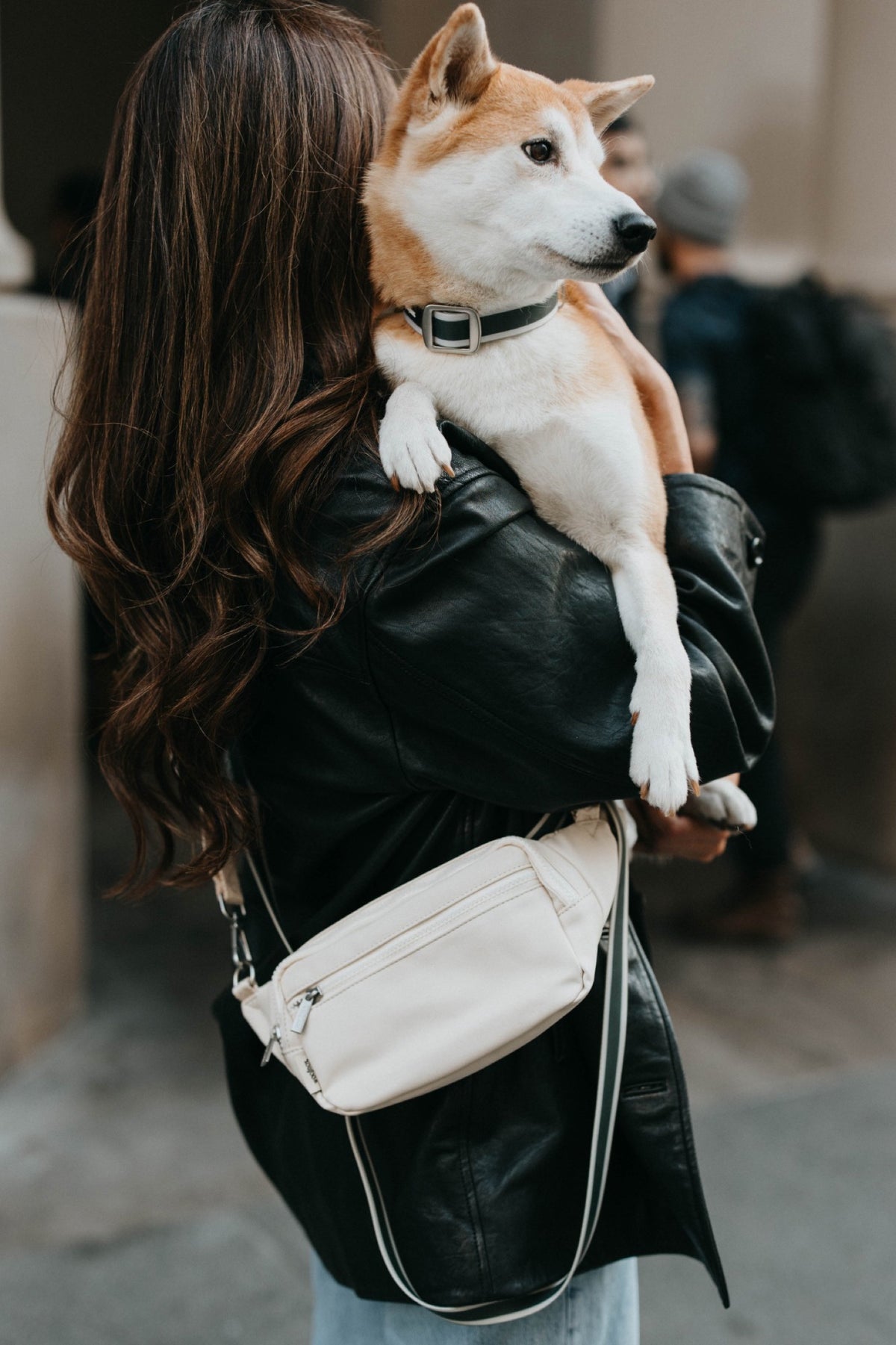 Carrying a dog over the shoulder with the Woofpack walk bag worn crossbody